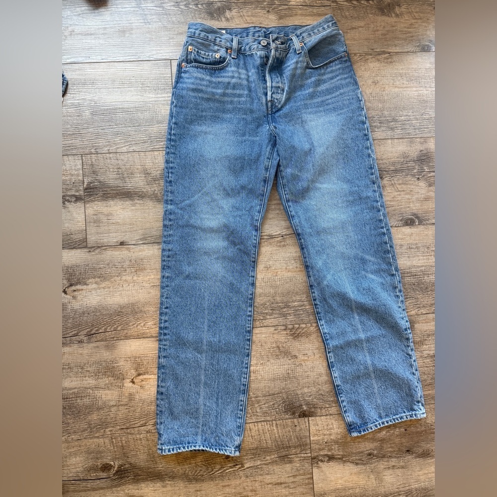 Levi's premium women’s  Blue Jeans Big E tab